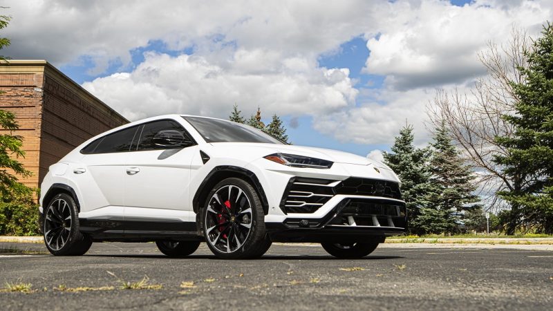 Rent a White Lamborghini URUS - Vanguard Luxury Rentals